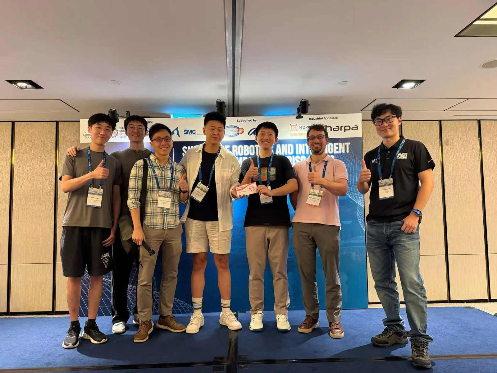 组内学生在新加坡南洋理工大学交流合影